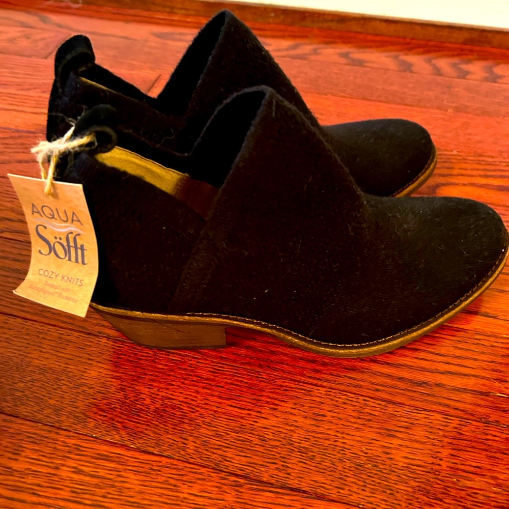 “Soft”brand slip on booties